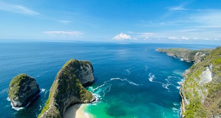 Luchtfoto van zeegezicht met rotsformaties.