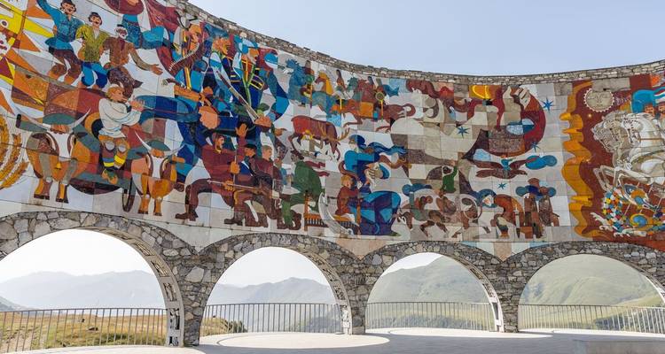 Fresque colorée sur une structure voûtée avec des montagnes.