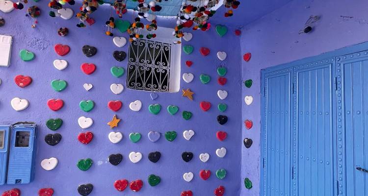 Décorations de cœurs colorés sur un mur bleu.