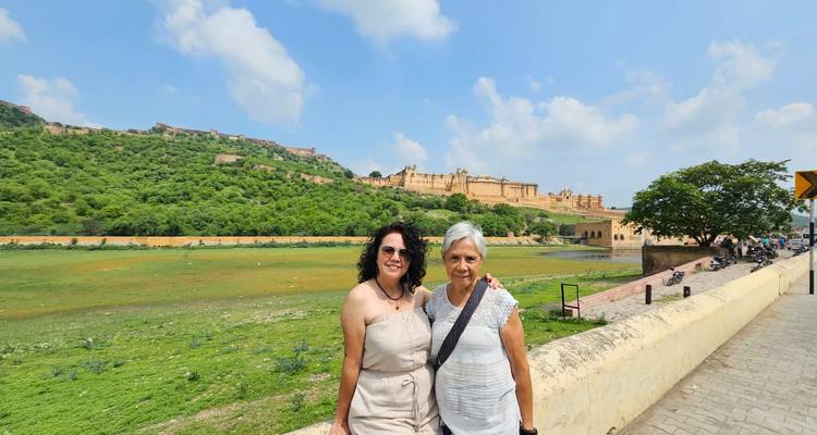 Deux femmes posant devant un fort historique.