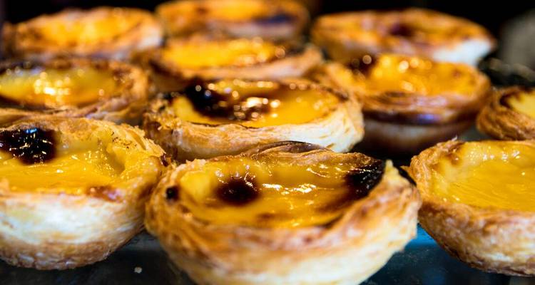 Gros plan de tartes aux œufs portugaises traditionnelles, pastel de nata.