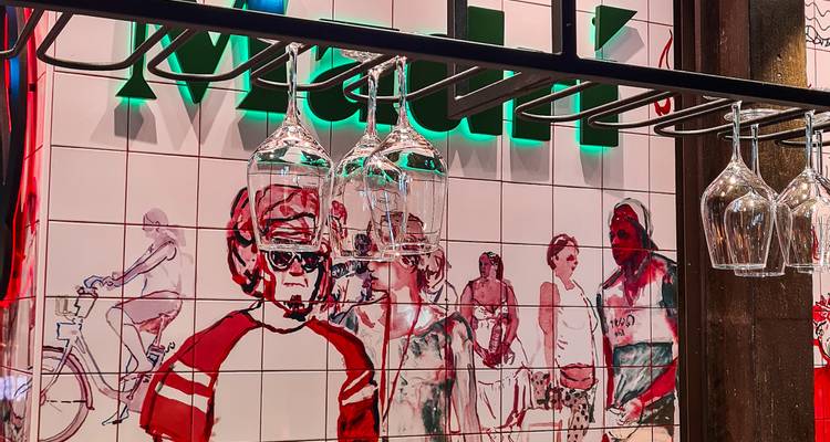 Interieur van een wijnbar met artistieke wandillustraties.