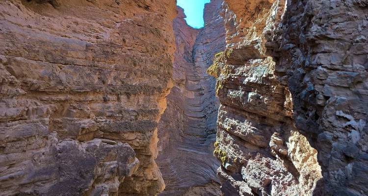 Rotsachtig canyonlandschap gezien vanuit een smalle doorgang met zichtbare lichtschakeringen.