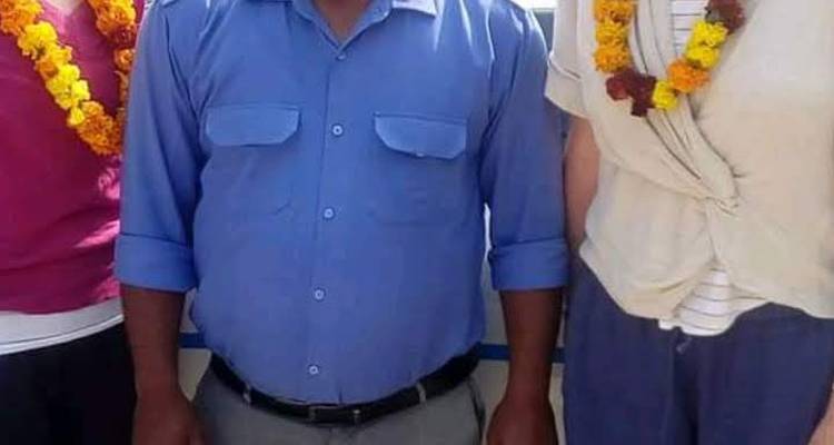 Trois personnes portant des guirlandes, partiellement visibles.