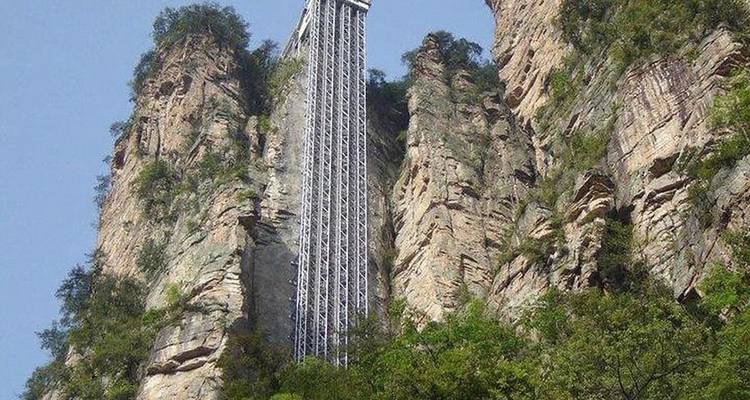 Ascenseur Bailong sur un rocher imposant.