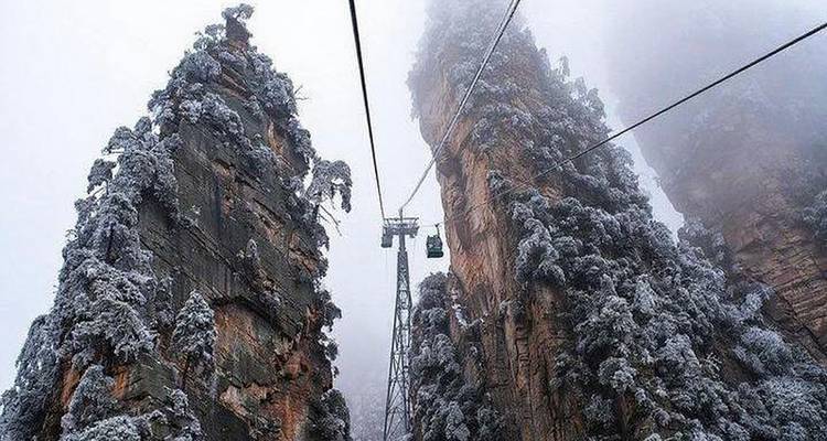 Téléphérique entre des falaises enneigées à Zhangjiajie.