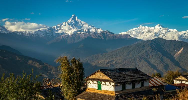 Maison avec des montagnes majestueuses en arrière-plan