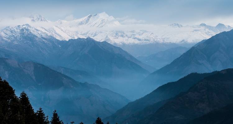 Chaîne de montagnes de l'Himalaya aux teintes bleues