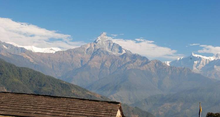 Toit de maison avec des montagnes au loin