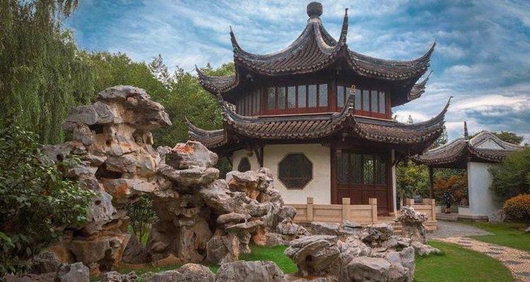 Bâtiment traditionnel chinois avec jardin de rocaille.