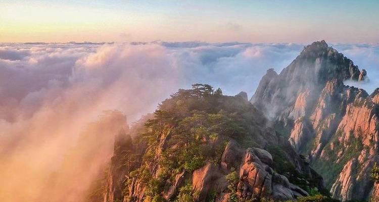 Vue du coucher de soleil sur les montagnes au-dessus des nuages.