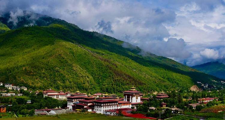 Ein großer bhutanischer Dzong vor einer Bergkulisse.