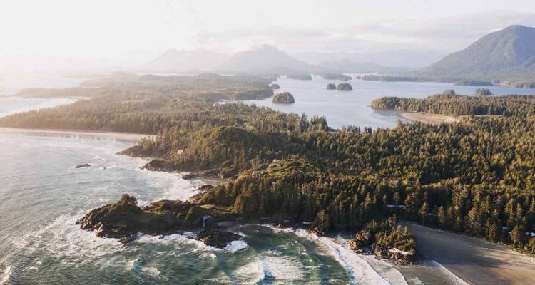Vue aérienne d'un paysage côtier avec des îles.