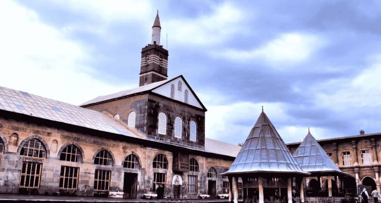 Historical mosque with a central courtyard.