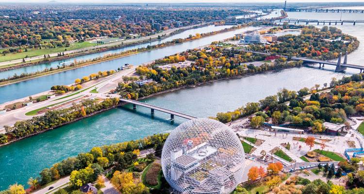Vue aérienne de Montréal avec la Biosphère et le fleuve Saint-Laurent.