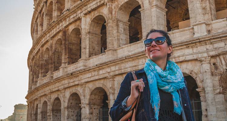 Woman with sunglasses in front of the Colosseum.