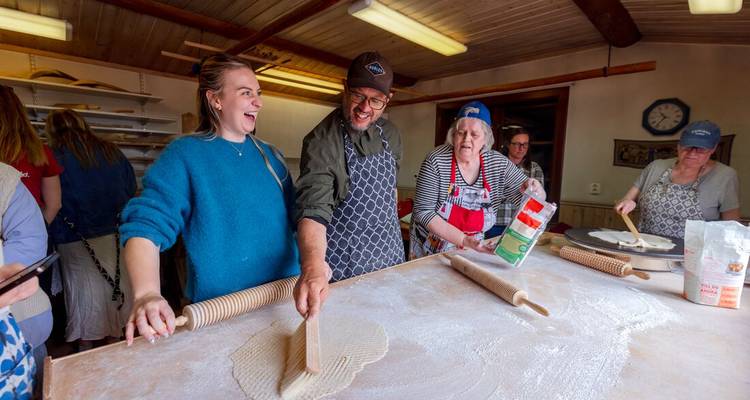 Groupe de personnes profitant d'une activité de pâtisserie à l'intérieur.