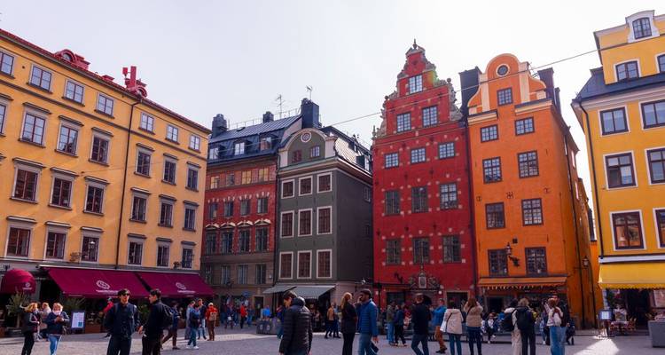 Place de la ville avec des bâtiments traditionnels colorés.