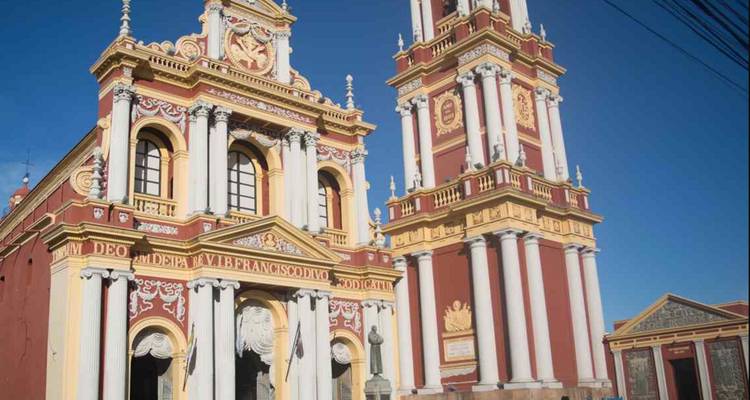 Historische kerk met zuilen en torens