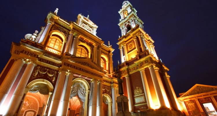 Verlichte kerk 's nachts