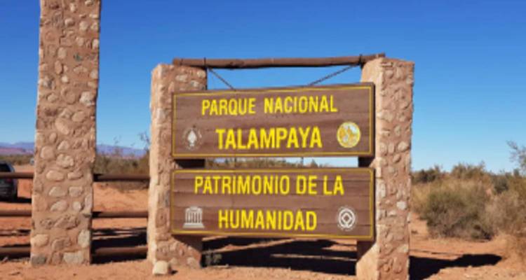 Borden voor Nationaal Park Talampaya, een UNESCO Werelderfgoedlocatie.