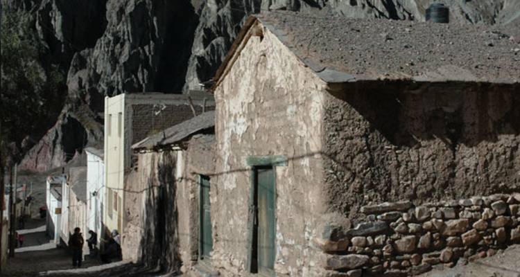 Een rustiek leemhuis in een rotsachtig, bergachtig gebied.