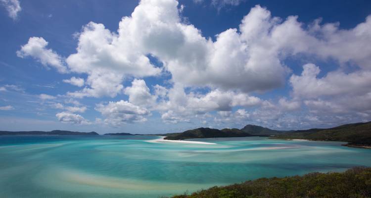 Magnifique paysage marin avec une eau turquoise et des îles.