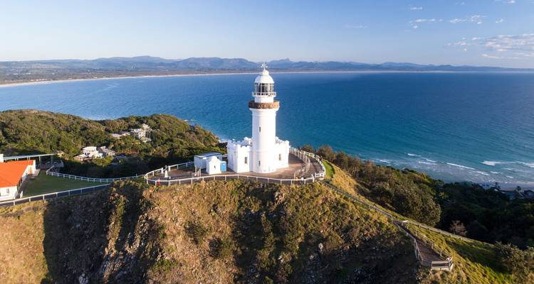 Faro en una costa con vistas al océano.