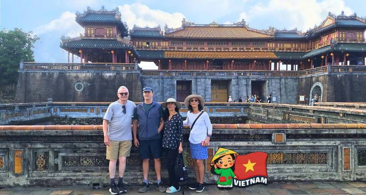 Repetir ángulo de turistas en la Ciudad Imperial de Hue con murallas fortificadas y puerta.