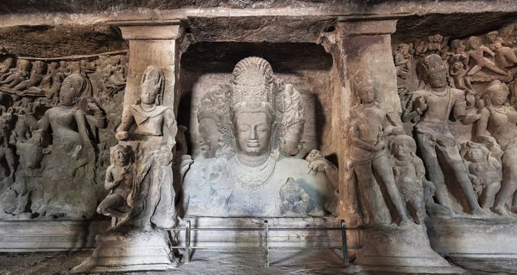 In Höhlenwände gemeißelte Felsskulpturen.