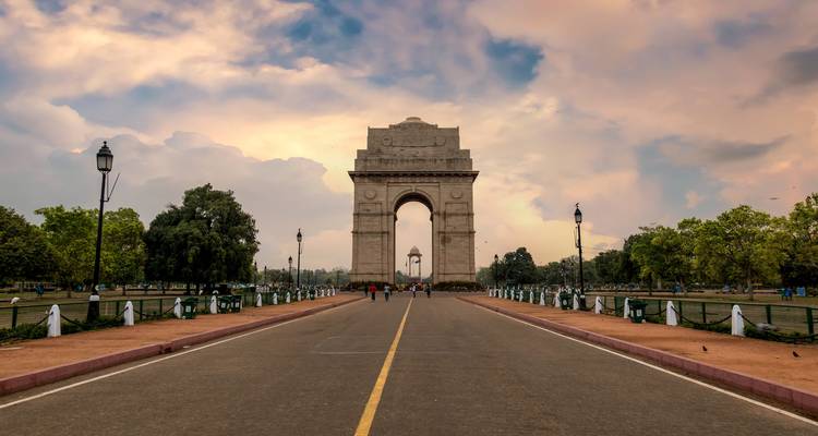 India Gate entlang einer leeren Straße mit klarem Himmel.