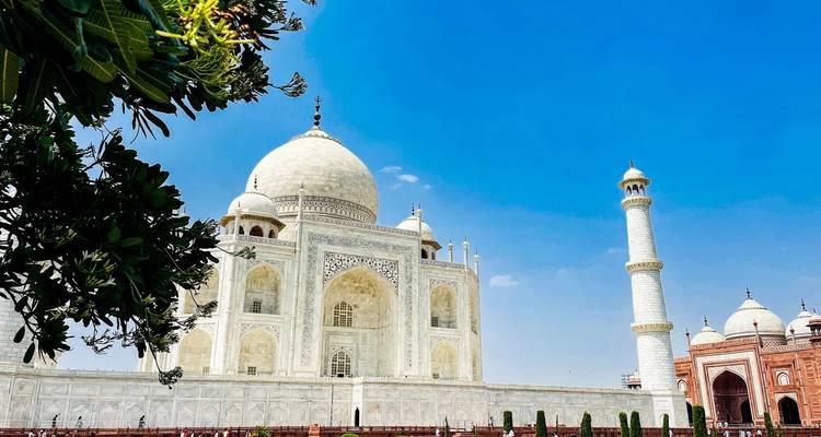 Taj Mahal unter einem klaren blauen Himmel.