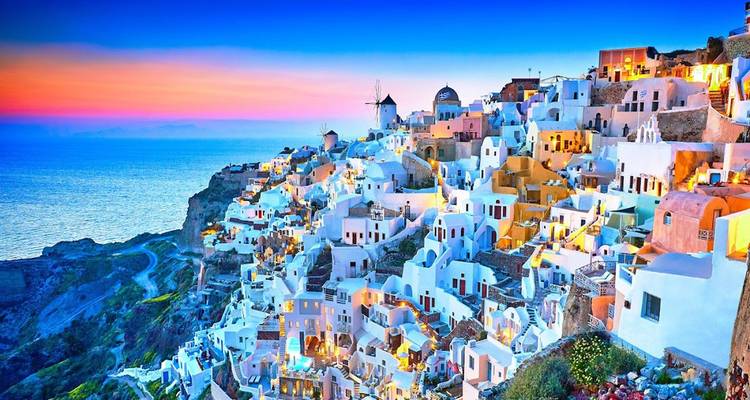 Vue du coucher de soleil sur les bâtiments blancs d'une falaise à Santorin, en Grèce.