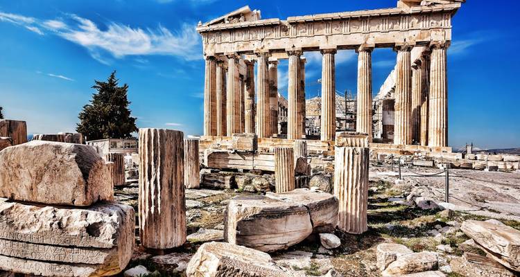 Ruines du Parthénon sous un ciel bleu dégagé.