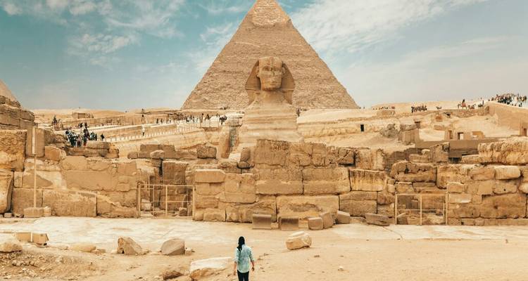 Le Grand Sphinx et une pyramide en arrière-plan au Caire, en Égypte.