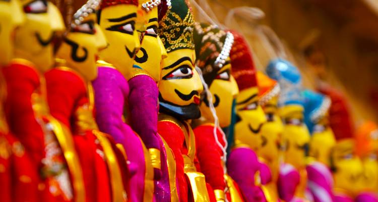 Kleurrijke traditionele poppen tentoongesteld.