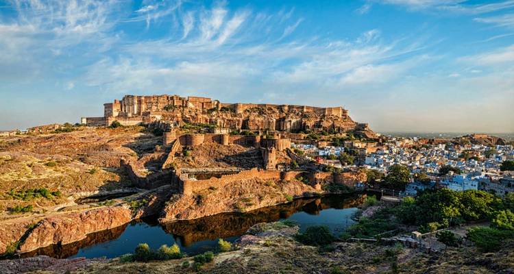 Mehrangarh Fort met uitzicht over de stad met een meer.