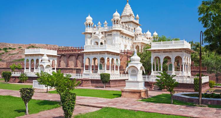 Jaswant Thada met weelderige tuinen en blauwe lucht.