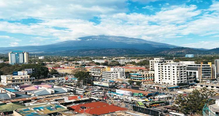 Paisaje urbano de Arusha con vista del Monte Meru al fondo.
