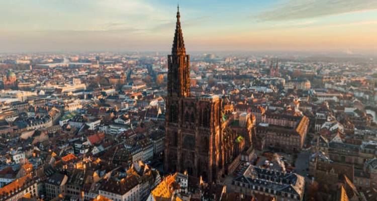 Vue aérienne d'une ville avec une structure de cathédrale proéminente.