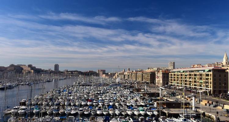 Vue du Vieux-Port de Marseille rempli de bateaux.