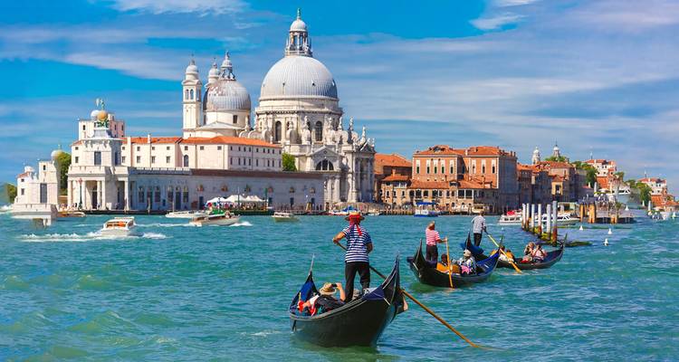 Gondoles sur le Grand Canal avec Santa Maria della Salute à Venise.