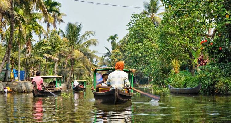 Bateaux sur un canal paisible avec une végétation luxuriante.