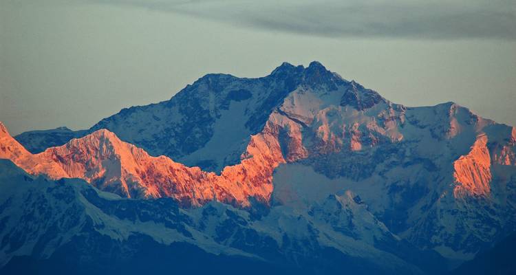 Vue rapprochée d'une majestueuse montagne enneigée au lever du soleil.