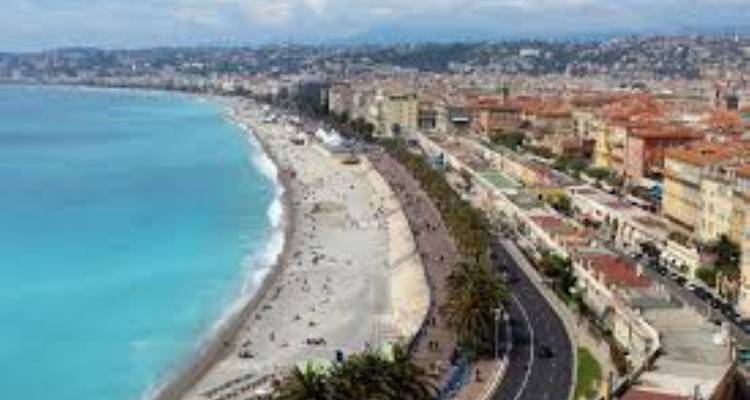La Promenade des Anglais à Nice, France, le long de la côte.