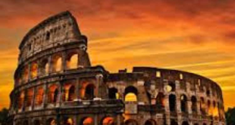 Colisée à Rome au coucher du soleil.