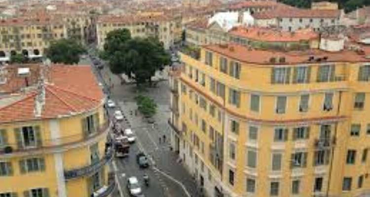 Vue aérienne de bâtiments urbains avec des toits rouges.