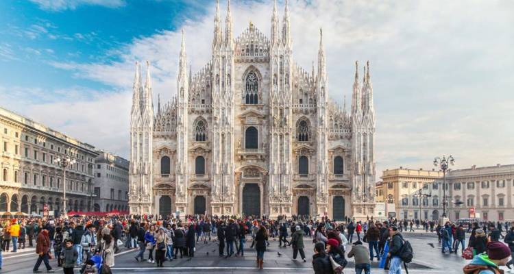 Grande foule devant la cathédrale de Milan par une journée ensoleillée.