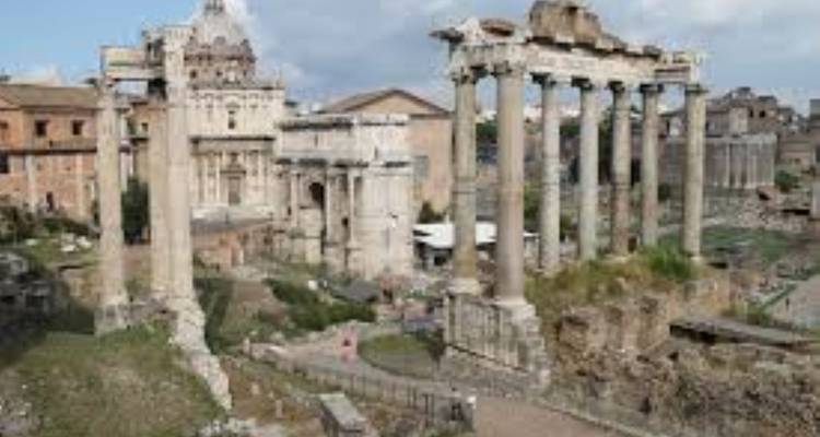 Ruines romaines antiques avec colonnes et bâtiments.