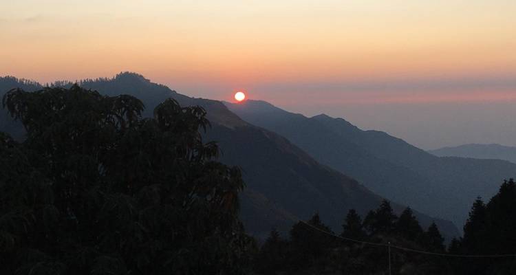 Coucher de soleil sur une chaîne de montagnes.